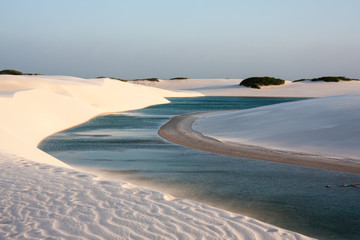 レンソイス・マラニャンセス国立公園の白い砂丘とラグーン