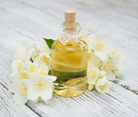 Obraz na płótnie Canvas Massage oil with jasmine flowers