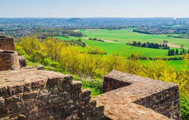 Ausblick von der Teufelsburg bei Felsberg über das Saarland mit der Berghalde Duhamel dem...