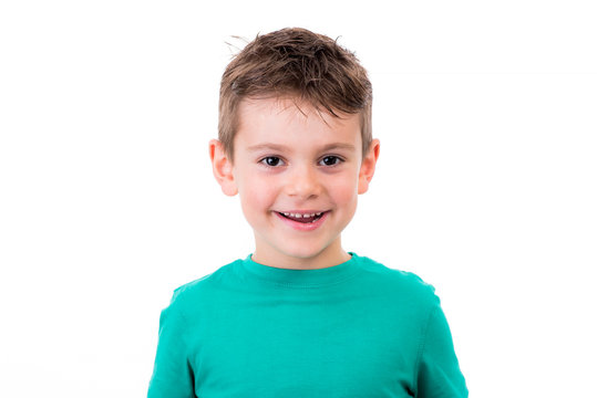 strahlender kleiner junge