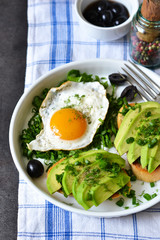 Good morning! Breakfast with toast with avocado, spinach and egg.