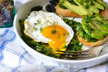 Good morning! Breakfast with toast with avocado, spinach and egg.