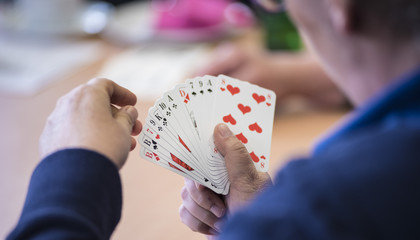 Senioren Hände beim Kartenspiel Häusliche Altenpflege - obrazy, fototapety, plakaty