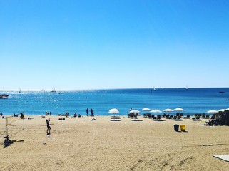 Paisaje de playa en mediterráneo en un día de verano