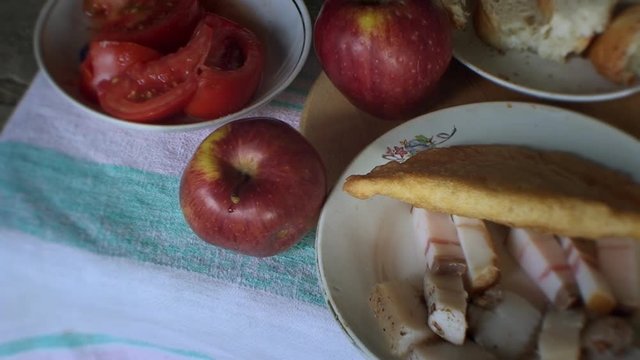 auf dem Tisch steht das Essen in einer kleinen Menge