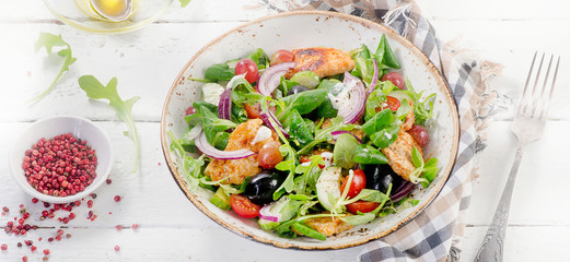 Fresh salad with chicken breast and vegetables.