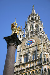 Fototapeta na wymiar Neues Rathaus München mit Mariensäule
