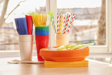 Photo sur Plexiglas Pique-nique Colorful plastic ware for picnic on table