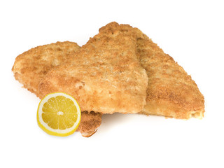 filet de cabillaud pané sur fond blanc