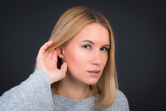 junge frau h&ouml;rt schlecht