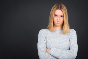 frustrierte blonde junge frau