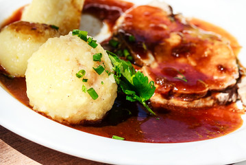 Bayerisches Schweinbraten mit Kartoffelklößen 
