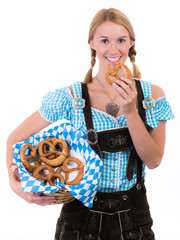 frau in lederhosen mit brezelkorb