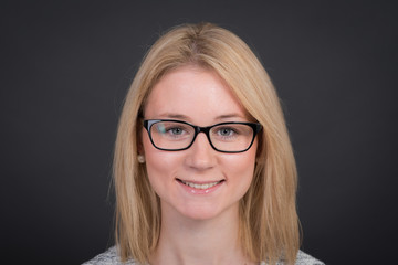Fototapeta premium lächelnde junge blonde frau