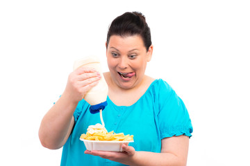 übergewichtige frau ist pommes mit mayonaise