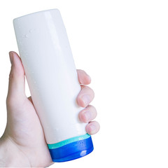 Ein Mann hält eine Shampoo oder Duschgelflasche in der Hand und hält Sie in die Kamera vor...
