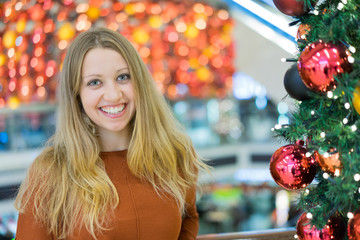 Glückliche junge Frau in einem Einkaufszentrum