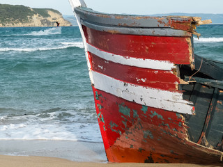 Barco rojo con lineas blancas en playa 05