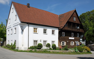 Fototapeta na wymiar Historisches Gasthaus in Siegenburg