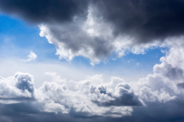 Obraz premium Dramatic sunny cloudy sky