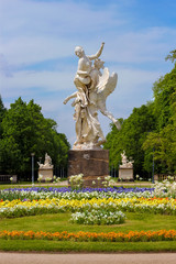 Skulptur Die Zeit entführt die Schönheit Großer Garten Dresden Schmuckplatz im Frühling