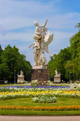 Fototapeta premium Skulptur Die Zeit entführt die Schönheit Großer Garten Dresden Schmuckplatz im Frühling