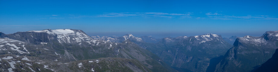 Fototapeta premium Norwegia Podróż przez RV - Widok na Geirangerfjord z Dalsnibba