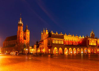 Obraz premium Market square with Sukennice st Mry cathedral in Krakow at night, Poland