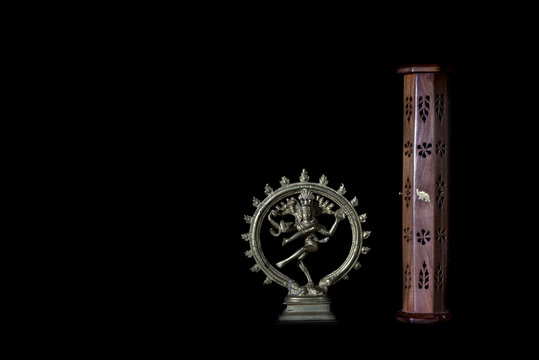 Shiva, indian divinity next to a guildhall