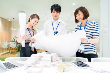 ビジネスイメージ（建築家・建築模型・打ち合わせ）
