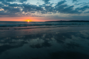 Fototapeta na wymiar Scenic beach sunset landscape on the wild atlantic way coast in county Kerry, Ireland