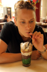 Mujer joven bebiendo un Chendol