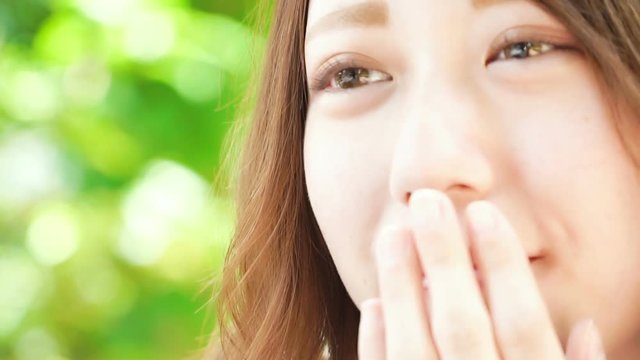 スローモーション　笑顔の表情　女性　アップ