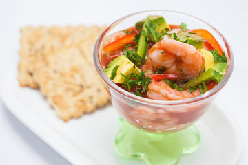 Shrimp cocktail served with crackers