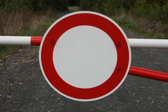 Fahrverbot. Schranke. Einfahrtverbot.