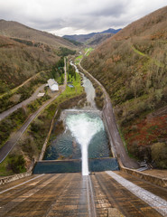 Dique Soltando Chorro de Agua en Embalse de Rio