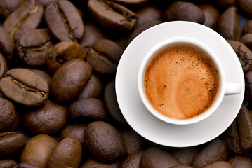 Kaffetasse mit Kaffeebohnen