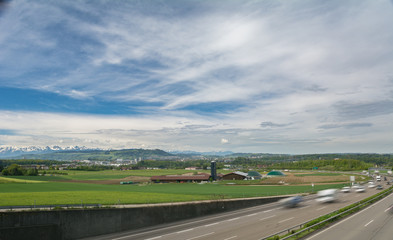 Autobahn neben Natur - viel Verkehr auf Strasse