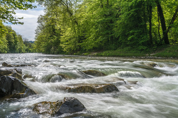 idyllischer Fluss in der Schweiz mit viel Wasser und Fels