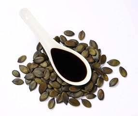 Kürbiskernöl und Kürbiskerne