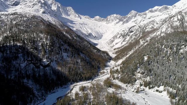 Aerial 4K - Chiareggio - Valmalenco (IT) - Vista aerea panoramica di Pian del Lupo e Val Sissone
