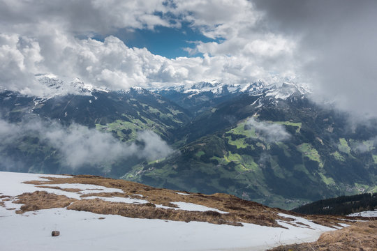 Alpen im Frühling mit dunklen Wolken