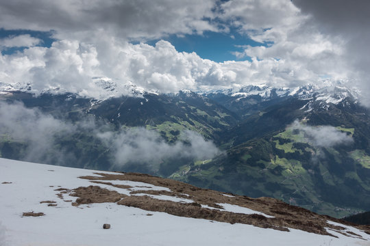 Alpen im Frühling mit dunklen Wolken