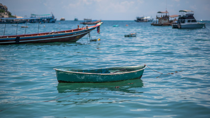 Naklejka premium Small boat floating in the sea.