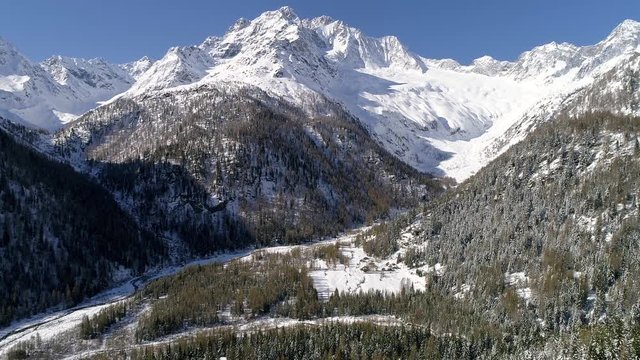 Aerial 4K - Chiareggio - Valmalenco (IT) - Vista aerea panoramica di Pian del Lupo e Val Sissone
