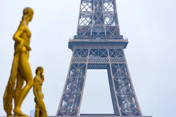 Fototapeta na wymiar View of the Eiffel tower seen from Trocadero square