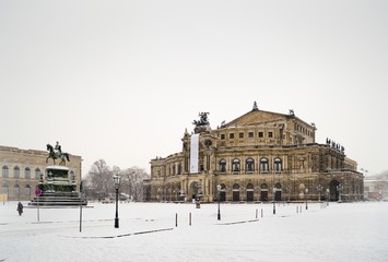 Semperoper Dresden bei Schneefall, Sachsen, Deutschland, Europa, öffentlicherGrund