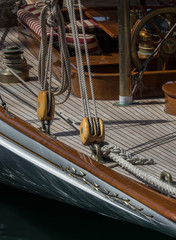 Rope pulley blocks marine vintage on an old Sailboat. Nautical detail on a dark background © Pb