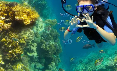 Photo sur Plexiglas Plonger le plongeur montre un geste d& 39 un signe de coeur