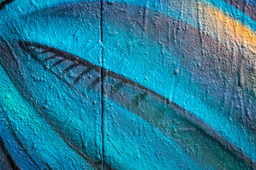 détail d'un graffiti bleu et nori sur un mur peint